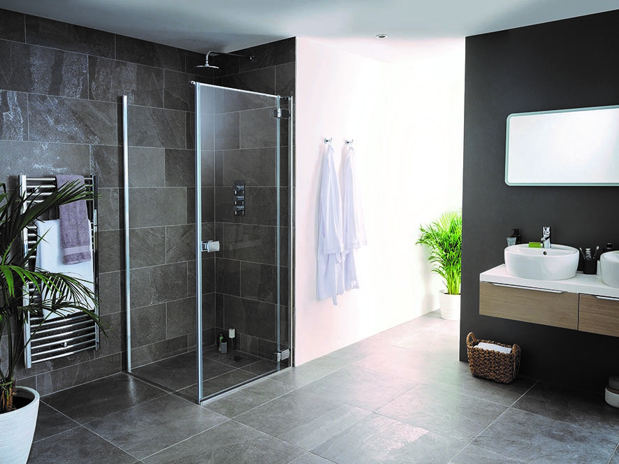 Grenada hinged shower door and side panel with bracing bar